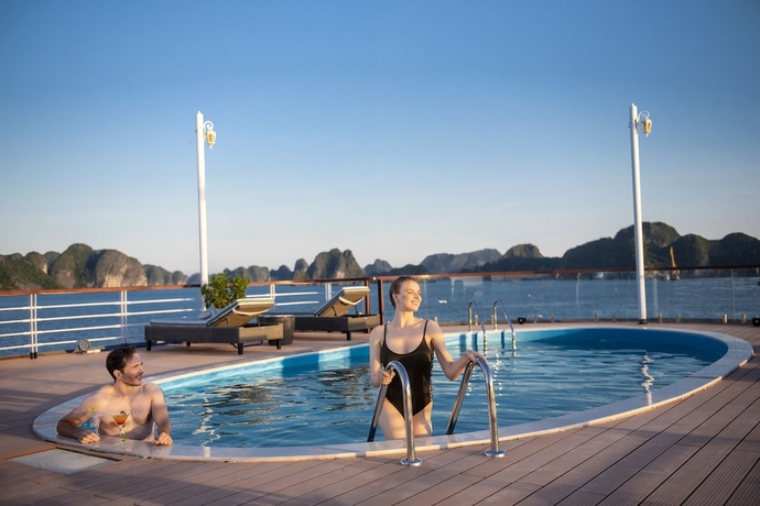 Imagen de la piscina del Hotel Heritage Cruises Cat Ba Archipelago. Foto 19