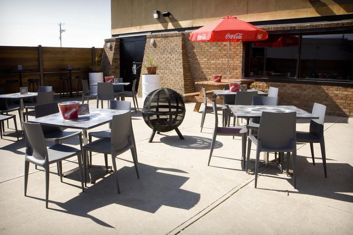 Imagen del bar/restaurante del Hotel Heritage Inn And Convention Centre Taber. Foto 3