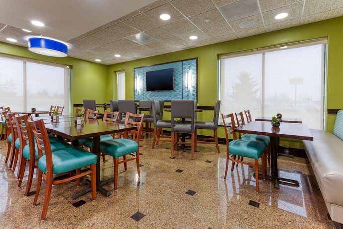 Imagen del bar/restaurante del Hotel Heritage Inn & Suites St. Louis/Fenton, Trademark by Wyndham. Foto 2