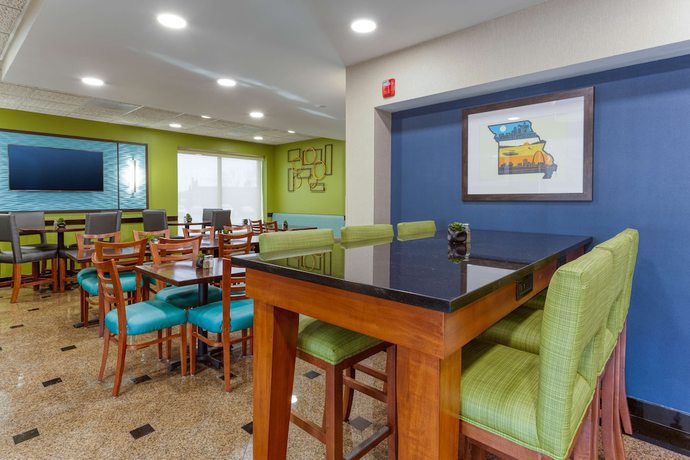Imagen del bar/restaurante del Hotel Heritage Inn & Suites St. Louis/Fenton, Trademark by Wyndham. Foto 3