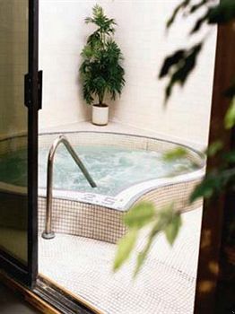 Imagen de la piscina del Hotel Heritage Inn and Convention Centre Cranbrook. Foto 16