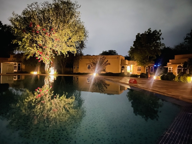 Imagen de la piscina del Hotel Heritage Resort Bikaner. Foto 17
