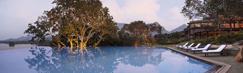 Imagen de la piscina del Hotel Heritance Kandalama. Foto 11