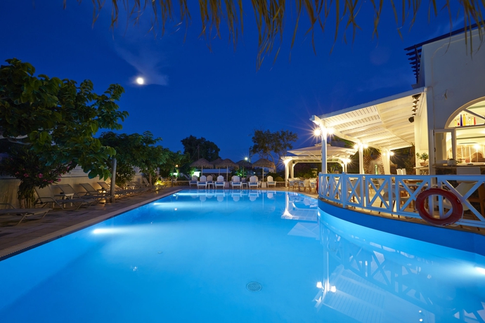 Imagen de la piscina del Hotel Hermes, Kamari. Foto 15