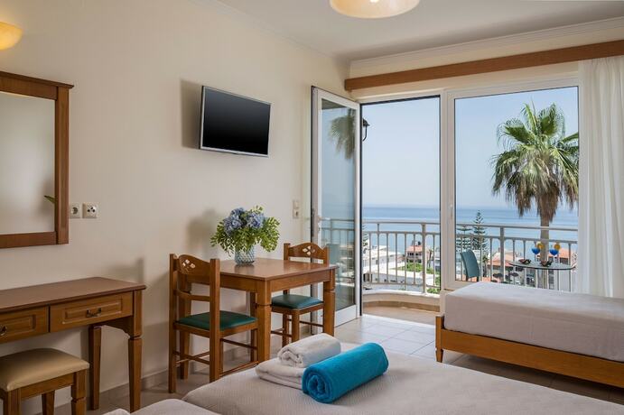 Imagen de la habitación del Hotel Hermes Sea View. Foto 19
