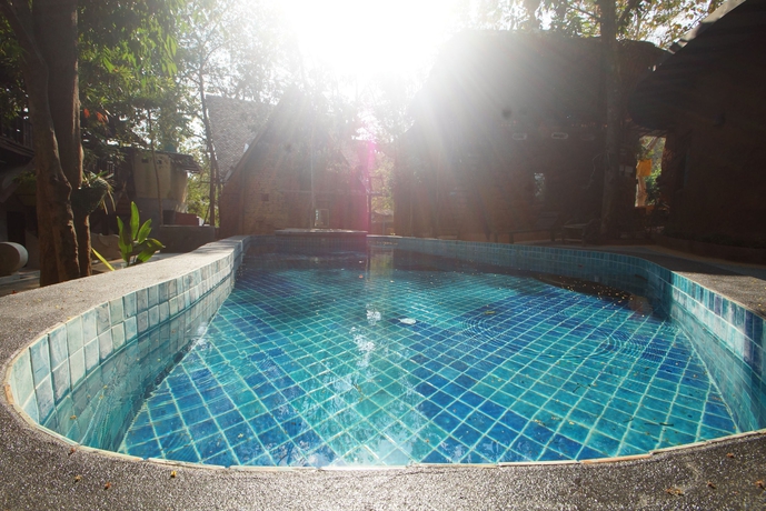 Imagen de la piscina del Hotel Hern Lhin Natural Resort. Foto 16