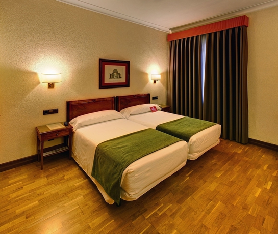 Imagen de la habitación del Hotel Hernán Cortés. Foto 8