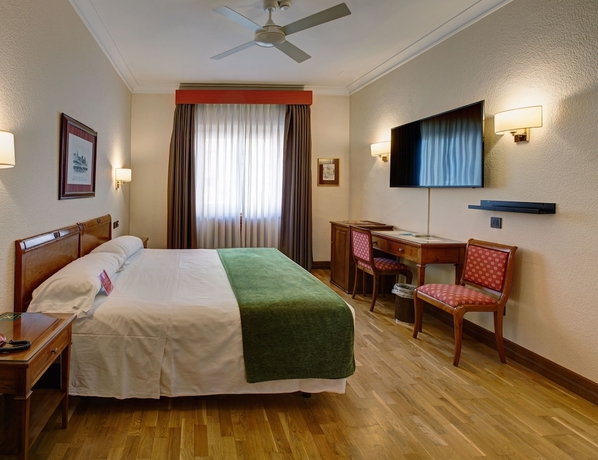 Imagen de la habitación del Hotel Hernán Cortés. Foto 9