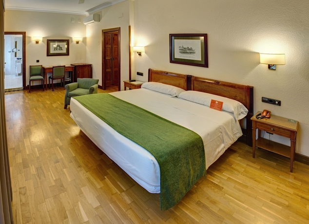 Imagen de la habitación del Hotel Hernán Cortés. Foto 11
