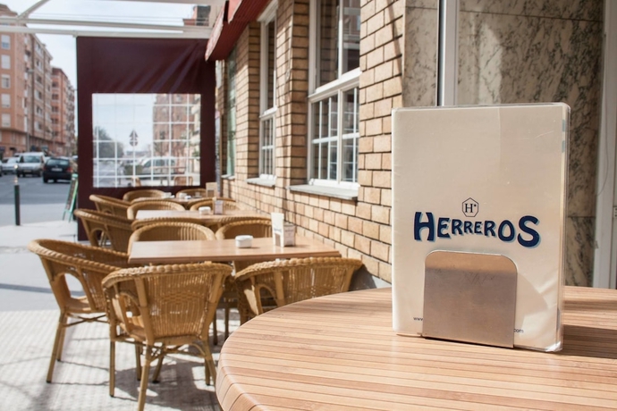 Imagen del bar/restaurante del Hotel Herreros. Foto 5