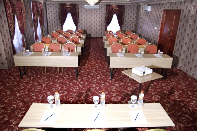 Imagen de los interiores del Hotel Hersya Front One Inn Surabaya. Foto 4