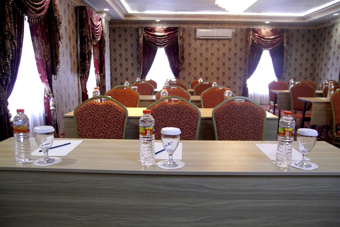 Imagen de los interiores del Hotel Hersya Front One Inn Surabaya. Foto 5