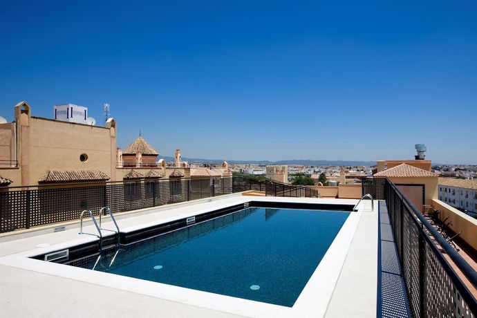 Imagen de la piscina del Hotel Hesperia Córdoba. Foto 20