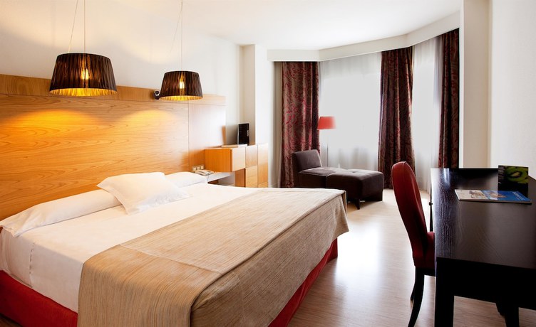Imagen de la habitación del Hotel Hesperia Sevilla. Foto 15