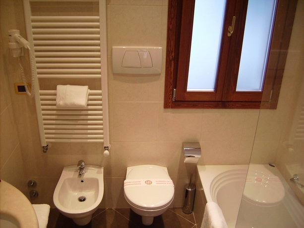 Imagen de la habitación del Hotel Hesperia, Venecia. Foto 8