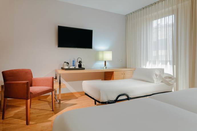 Imagen de la habitación del Hotel Hesperia Zaragoza Centro. Foto 10