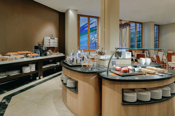 Imagen del bar/restaurante del Hotel Hesperia Zaragoza Centro. Foto 5