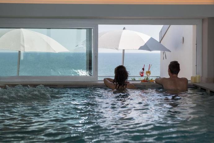 Imagen de la piscina del Hotel Hesperia and Residence. Foto 14