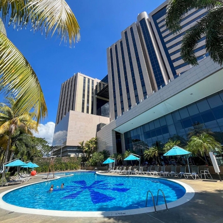 Imagen de la piscina del Hotel Hesperia de Valencia. Foto 15