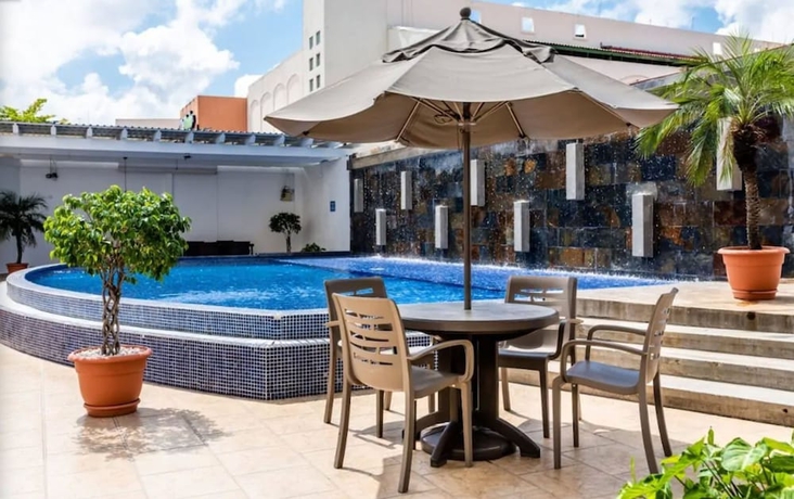 Imagen de la piscina del Hotel Hex. Foto 19