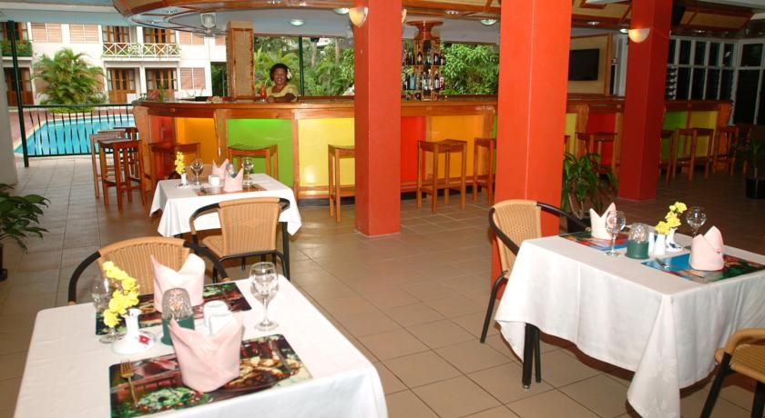Imagen del bar/restaurante del Hotel Hexagon International. Foto 2