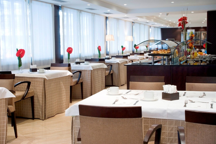 Imagen del bar/restaurante del Hotel Hg City Suites Barcelona. Foto 8