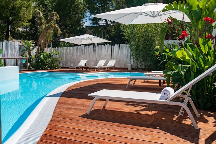 Imagen de la piscina del Hotel Hi Bari. Foto 17