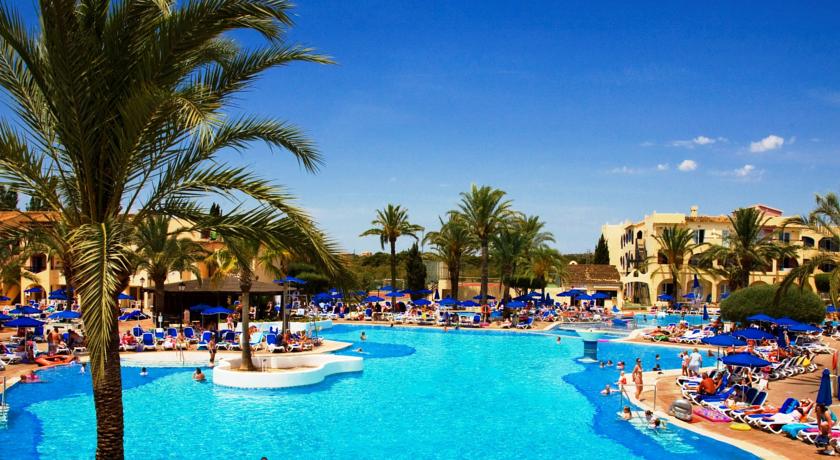 Imagen de la piscina del Hotel Hi! Bouganvilla Apartments Sa Coma. Foto 4