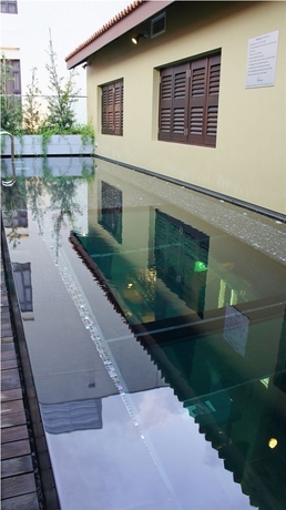 Imagen de la piscina del Hotel Hi Bugis. Foto 16