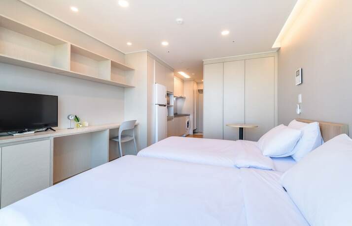 Imagen de la habitación del Hotel Hi Residences. Foto 17