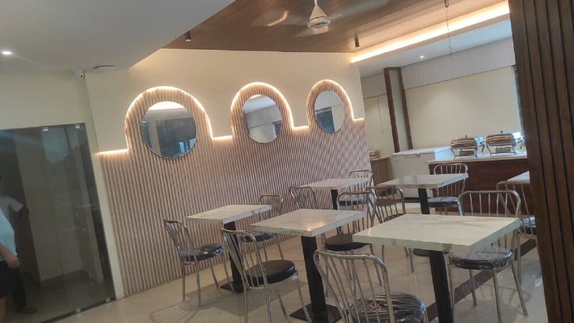 Imagen del bar/restaurante del Hotel Hi city Inn Near ISBT. Foto 2