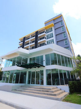 Imagen de la piscina del Hotel Hidayah Grand. Foto 14