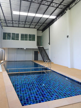 Imagen de la piscina del Hotel Hidayah Grand. Foto 15