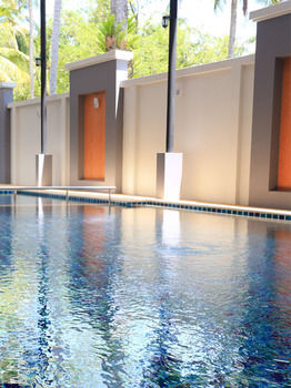 Imagen de la piscina del Hotel Hidayah Grand. Foto 16