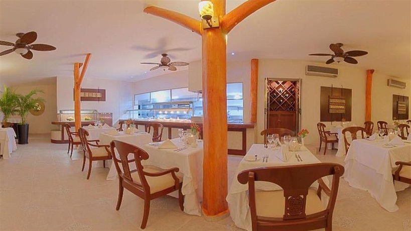 Imagen del bar/restaurante del Hotel Hidden Beach Resort Au Naturel Adults Only - All Inclusive. Foto 3