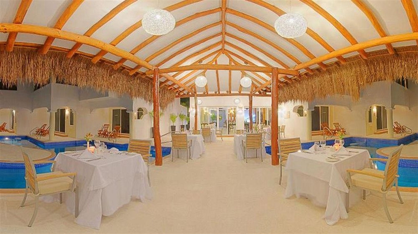 Imagen del bar/restaurante del Hotel Hidden Beach Resort Au Naturel Adults Only - All Inclusive. Foto 4