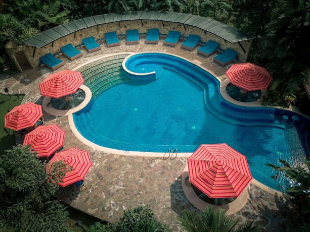 Imagen de la piscina del Hotel Hideaway Rio Celeste. Foto 15