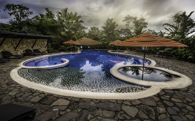 Imagen de la piscina del Hotel Hideaway Rio Celeste. Foto 19