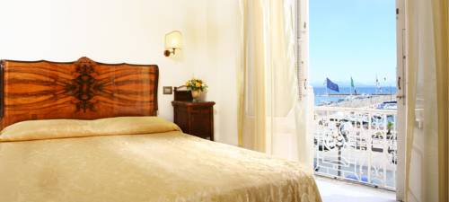 Imagen de la habitación del Hotel Hieracon. Foto 7