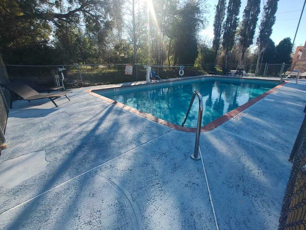 Imagen de la piscina del Hotel High Springs Inn. Foto 18