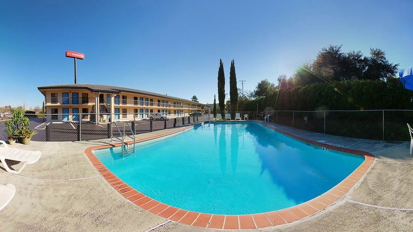 Imagen de la piscina del Hotel High Springs Inn. Foto 20