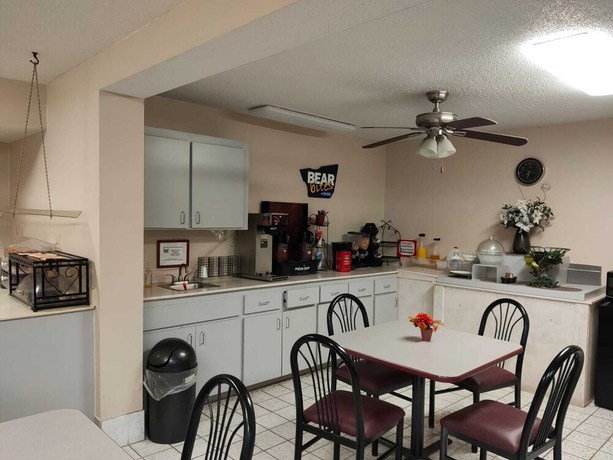 Imagen del bar/restaurante del Hotel High Springs Inn. Foto 5