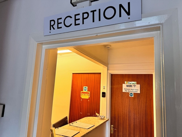 Imagen de los interiores del Hotel High Trees Gatwick Guest House. Foto 14
