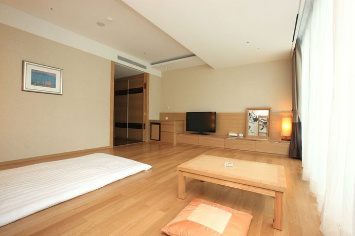 Imagen de la habitación del Hotel High1 Grand Convention Tower. Foto 15