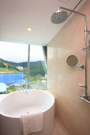 Imagen de la habitación del Hotel High1 Grand Convention Tower. Foto 17