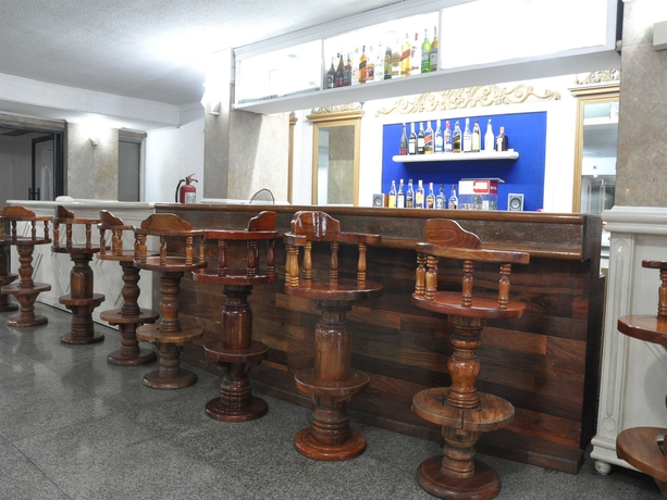 Imagen del bar/restaurante del Hotel Highfive. Foto 4