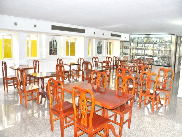 Imagen del bar/restaurante del Hotel Highfive. Foto 5