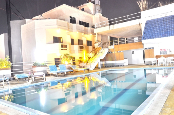Imagen de la piscina del Hotel Highfive. Foto 15