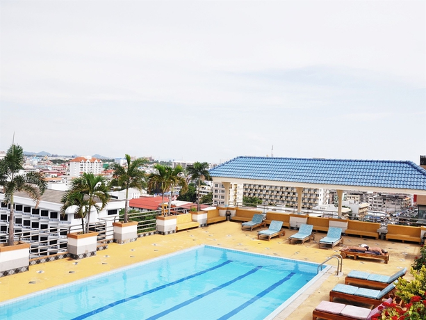 Imagen de la piscina del Hotel Highfive. Foto 16