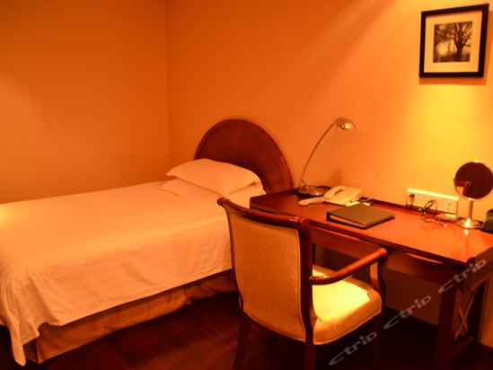 Imagen de la habitación del Hotel Highsure All Suite. Foto 9